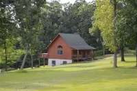 Romantic Log Cabin Hideaway, Hot tub nestled Near the Scenic Mississippi River!