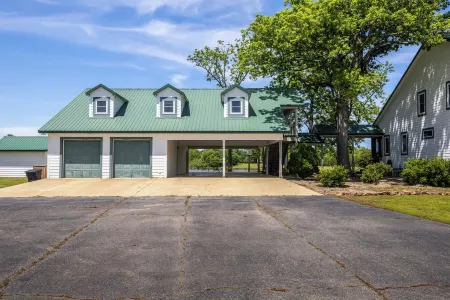 Ouachita Mountains Luxury Retreat on 40+ acres with Pool, Hot Tub, WiFi