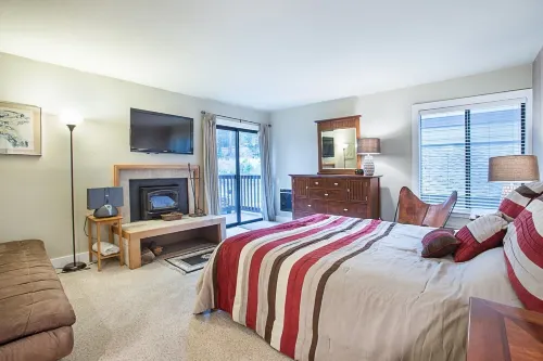 COZY MOUNTAIN RETREAT - Steps to Village, Gondola and Brewery -Heated parking