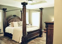 7th Ave Manor, Remodeled 1930’s Manor just minutes from Historic Downtown Laurel