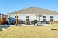 Modern Home Near Rose District: KING Bed, Hot Tub Отели рядом с достопримечательностью «Шоппинг-центр Арроу Виллидж»