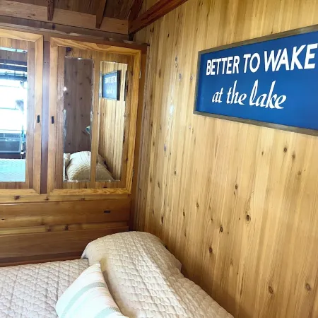 Lakefront tiny cabin amazing view on Lake Marion! Pet friendly & sleeps 6