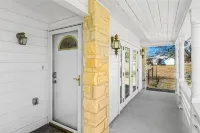 Charming, Hill Country Small-town Suite, Centrally located. - 3-Star