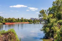 Beautiful 1-bedroom condo downtown with fitness room, river view, and a POOL!