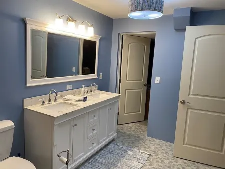 Level Seneca Lakefront Chalet-Gorgeous Sunsets 3,510 sq. ft.