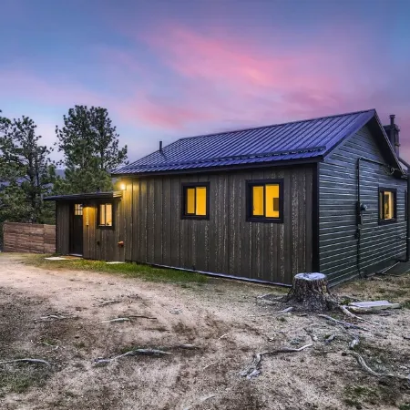 Stylish 2-bedroom Cabin with Breathtaking Mountain Views + Hot Tub