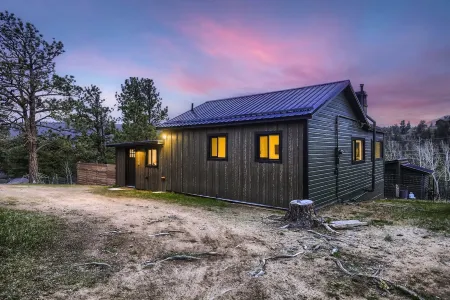 Stylish 2-bedroom Cabin with Breathtaking Mountain Views + Hot Tub