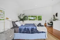 Tranquil Treetop Haven: 3 Bedroom Home with Stunning Views Hotels in Korora
