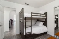 Luxury 3-br Home with Pool & Outdoor BBQ Area