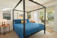 Light and Airy North Shore Condo. Owner hosted w/on site Co-host!