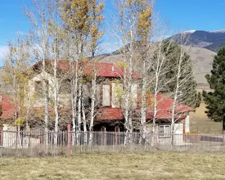FOUR TOES MOUNTAIN LODGE nestled in the Sangre de Cristo Mtns/Ski/Hike/Fish/Hunt Hotels in Eagle Nest