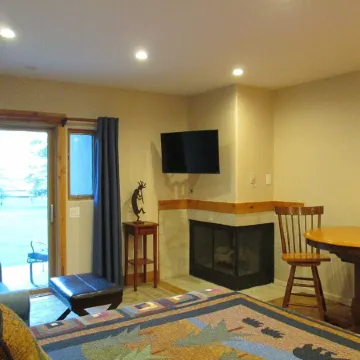 Cozy studio on Copper Moutain only 100 yards to the Super Bee.  Pet Friendly!