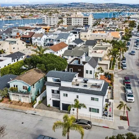 Newport Beach 1 bedroom, 1 bath + Sleeper Sofa Bed - Home/Beach/Garage/Patio