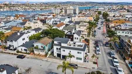 Newport Beach 1 bedroom, 1 bath + Sleeper Sofa Bed - Home/Beach/Garage/Patio Отели рядом с достопримечательностью «Ведж»