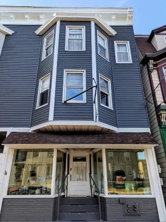 Historic Mercantile Studio - Ground Floor w/Fireplace & Parking