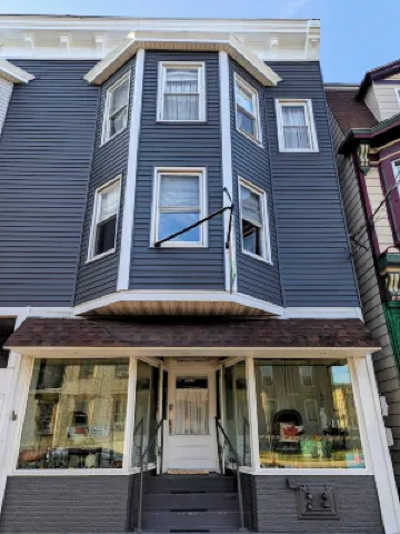 Historic Mercantile Studio - Ground Floor w/Fireplace & Parking