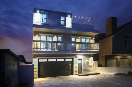 Steps2Beach: Game Room, Roof Deck & Firepit, Ensuite BRs, Family & Pet Friendly