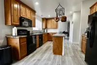 Spacious Riverhouse with private park/boat ramp
