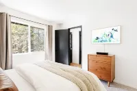 Modern Designer Cabin +EV Charger & Arcade - 3mi to Lakes Arrowhead & Gregory