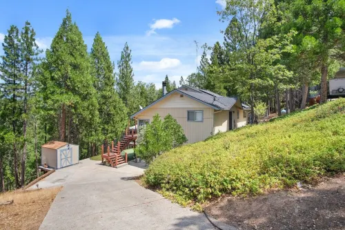 Big Oso Cabin: Views, Private Hot Tub & Backyard Putting Green