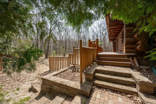 Charming 3-bedroom Log Cabin by the lake