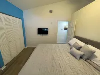 Waterfront 2 bedroom/1 bath Renovated Apartment in Palm Harbor