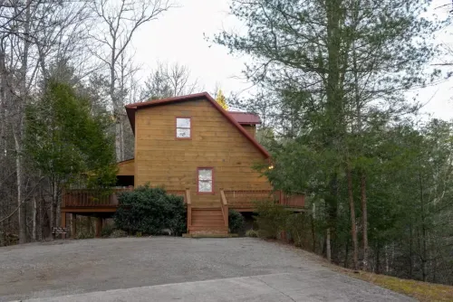 Rustic Ridge a Cozy 4-bedroom cabin w/ pool table & hot tub in adorable Townsend
