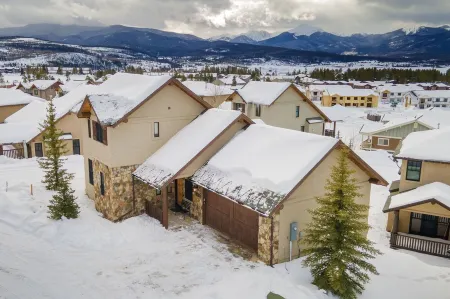 Winter Park Home w/views, heated garage, hot tub!