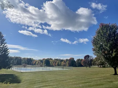 Beautiful Harbor Springs condo! Close to Lake MI, Skiing, Golf, Dining, + more!