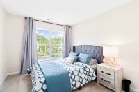 Stylish Home Pet-Friendly 3BR 3BA Private Fence Backyard