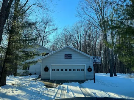 Woodsy Oasis w/ HOT TUB & Game Room!
