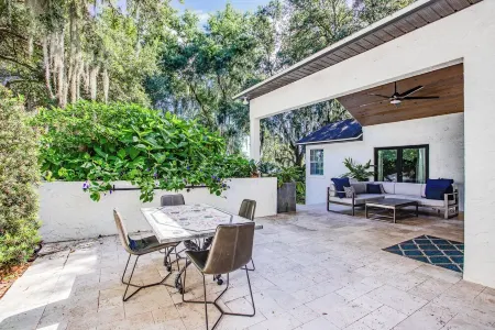 Elegant Lake Retreat Отели рядом с достопримечательностью «Walmart Garden Center»