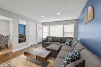 Spacious, Sunny and Clean Apartment 25 min from Downtown Chicago