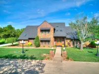 Pool, Hot Tub, Amazing Turf, Games Galore Luxury Villa in OKC
