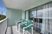 Stunning Views & Budget-Friendly, Gulf Front Oasis, Community Pool! Well Stocked