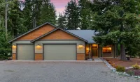 5-star family home with game room, private hot tub, summer pool, near the lake! - 4つ星