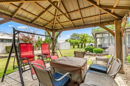 Luxury 4-BR Retreat: Spacious & Elegance!