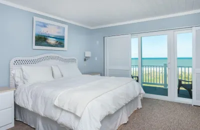 Licensed Totally Remodeled (2020Oceanfront Townhome with ocean views Melbourne Beach.附近的飯店