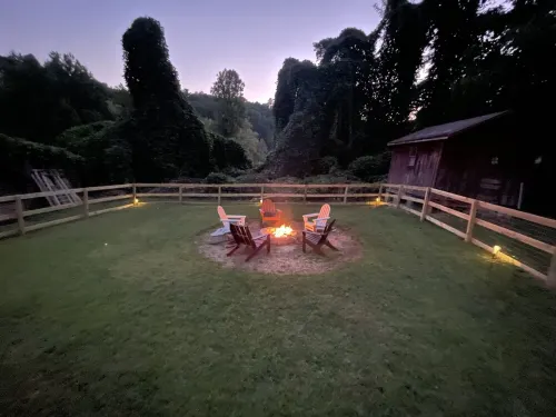 {Das Vogel Haus}Cheerful cottage getaway in Helen