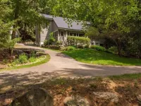 Lakefront Home on Great Sacandaga – Summer Weeks Still Available!! Hotels in Day