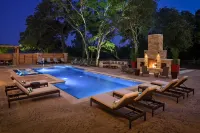 The Bevy Hotel Boerne - a Doubletree by Hilton - Pools