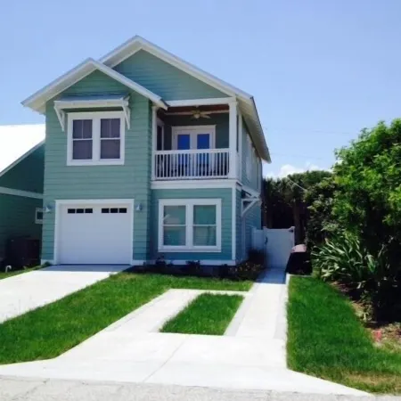 Modern 2B Carriage House 300' from the beach, walk to restaurants, sleeps 4