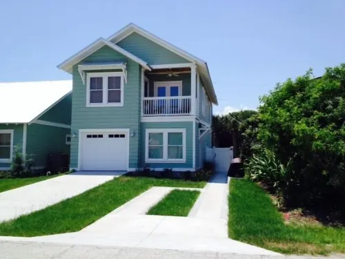 Modern 2B Carriage House 300' from the beach, walk to restaurants, sleeps 4