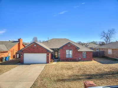 COZY FAMILY SIZED 3 BEDROOM NEAR MIDWEST CITY REGIONAL PARK,TINKER AIRFORCE BASE 로즈 주립대학 주변 호텔