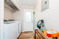 3 Queen Beds, 2 Min to Fairgrounds, Fenced Yard