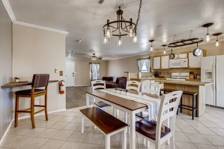 Spacious Entire Home Near Airport and Downtown Perfect for Families & Work Trips Отели рядом с достопримечательностью «Парк Кларк Уэтлендс»