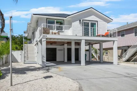 Gulf View~Elite Rating Top 1%~New 3 Bed 3 Bath~Heated Pool~30 Sec Walk to Beach! Отели в г. Холмс Бич