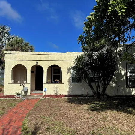 Cozy cottage minutes from beaches, historic downtown, and vibrant arts district!