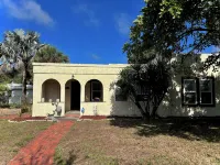 Cozy cottage minutes from beaches, historic downtown, and vibrant arts district!