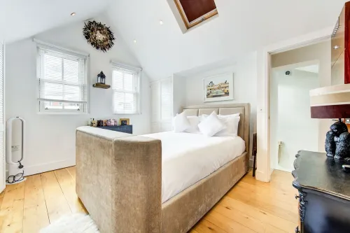 Stunning 4 Bedroom House - Hot tub+Gym - Sleeps upto 8 -Escape London, in London